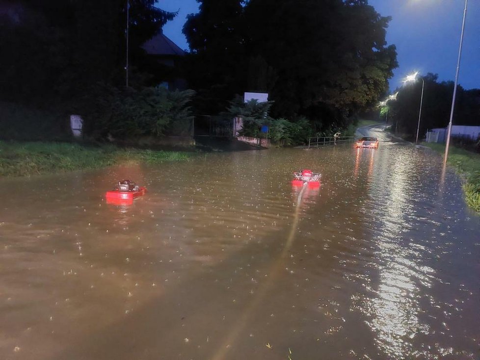 Okolí Týna nad Vltavou zasáhly lokální povodně.