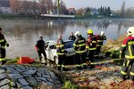 V Týně nad Vltavou sjelo auto do řeky.
