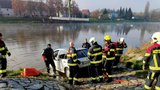 Auto i s řidičem vjelo v Týně nad Vltavou do řeky: Vytáhnout ho museli potápěči