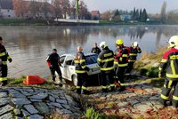 Auto i s řidičem vjelo v Týně nad Vltavou do řeky: Vytáhnout ho museli potápěči