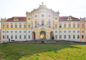 Sběratel umění Jan Pelánek Lazarowitz s manželkou Hanou po 25 letech oprav otevírají pro veřejnost svůj zámek v Týnci u Klatov. Chtějí ho zasvětit umění.