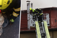 V Týništi nad Orlicí zachraňovali čápa: Zasekl se v komíně!