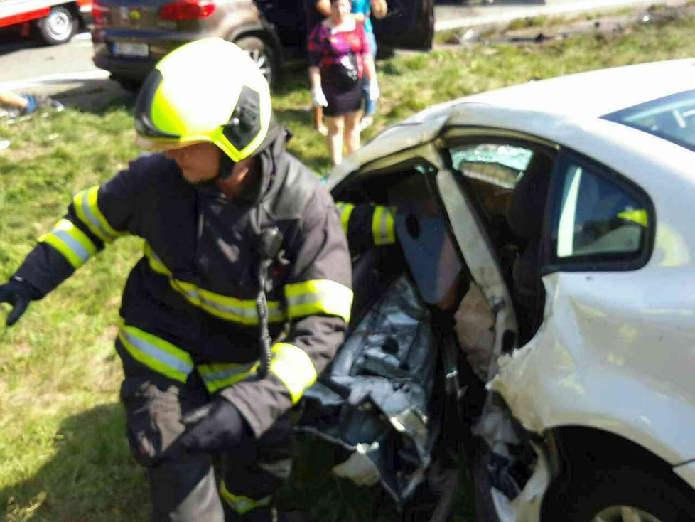 Dvě auta se srazila na křižovatce u obce Týnišťko na Orlickoústecku.