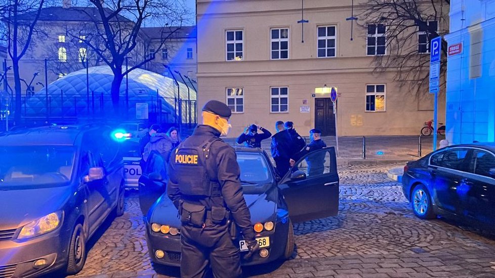 Zásah policistů v centru Prahy na křížení ulic Masná a Týnská.  (24. leden 2022)