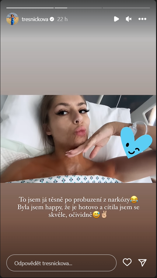 Influencerka Týnuš Třešničková má za sebou výměnu implantátu prsu.