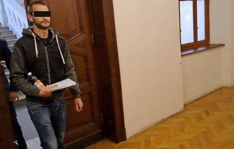 Otřesná brutalita v Brně: Otec řezal malé syny do krve! Nedával jim jíst, museli krást 