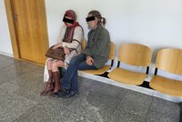 Matka nutila syna aby jí močil do úst, partner je fotil: Tyrani z Lounska dostali 10 let