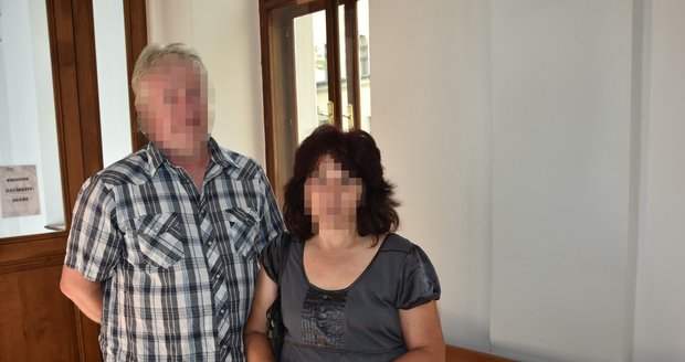 Otec (56) a jeho družka (51) u Krajského soudu v Plzni.