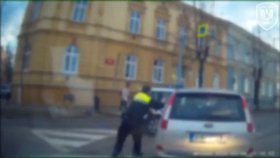Muž, který vyfasoval u soudu v Brně dva a půl roku za týrání manželky, takto před časem ujížděl ve Znojmě strážníkům. Vezl dvě děti, nadýchal necelé tři promile.