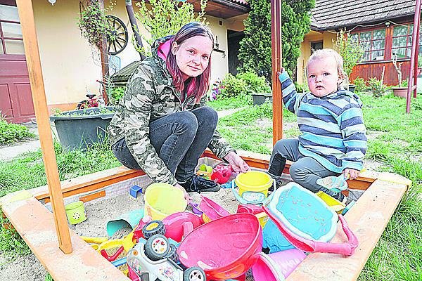 Veronika se synem Dominikem, kterému budou 2 roky. Tříletý Honzík byl v době naší návštěvy ve školce.