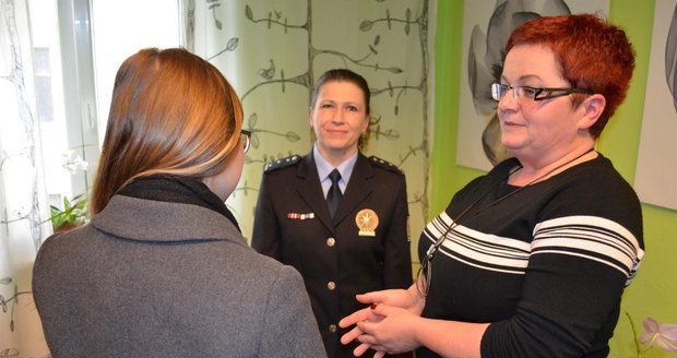 Policejní specialistky Stanislava Klečková a Zuzana Baranová při rozhovoru s obětí zločinu.