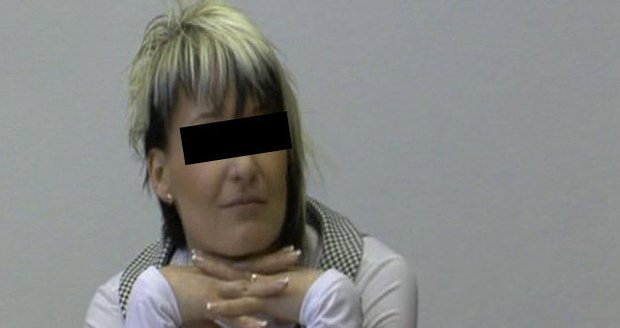 Dvaačtyřicetiletá učitelka týrání svých dětí popírá