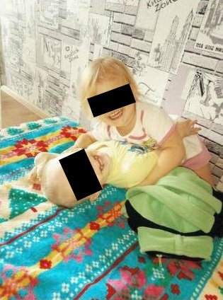Děti byly doma samy 11 dní! Jedly tapetu a omítku: Máma Vladislava (23) se u soudu smála a tleskala.