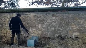 Správce chladnokrevně vraždí bezmocná zvířata v kleci