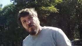 Správce chladnokrevně vraždí bezmocná zvířata v kleci