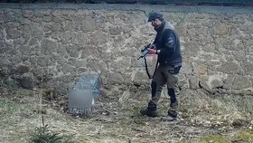 Správce chladnokrevně vraždí bezmocná zvířata v kleci.