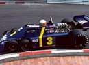 Šestikolka od Tyrrellu proslavila formuli 1. Pod zpětnými zrcátky jsou vidět průzory, kterými mohl jezdec kontrolovat malá kola