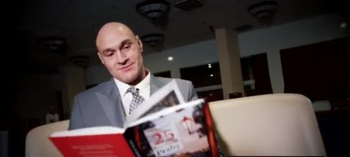 Mistrovské pásy, drogy i velký návrat! Slavný boxer Fury míří do Prahy