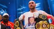 Tyson Fury se svými pásy pro mistra světa v těžké váze