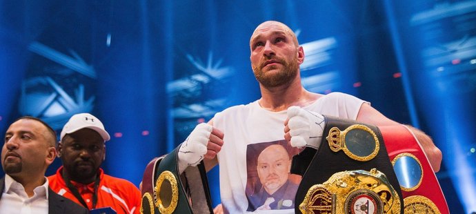 Tyson Fury se svými pásy pro mistra světa v těžké váze