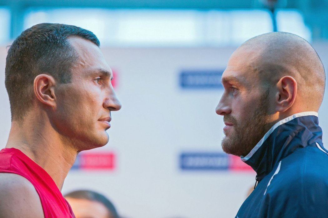 Tyson Fury (vlevo) v roce 2015 ukončil jedenáctiletou nadvládu Vladimira Klička