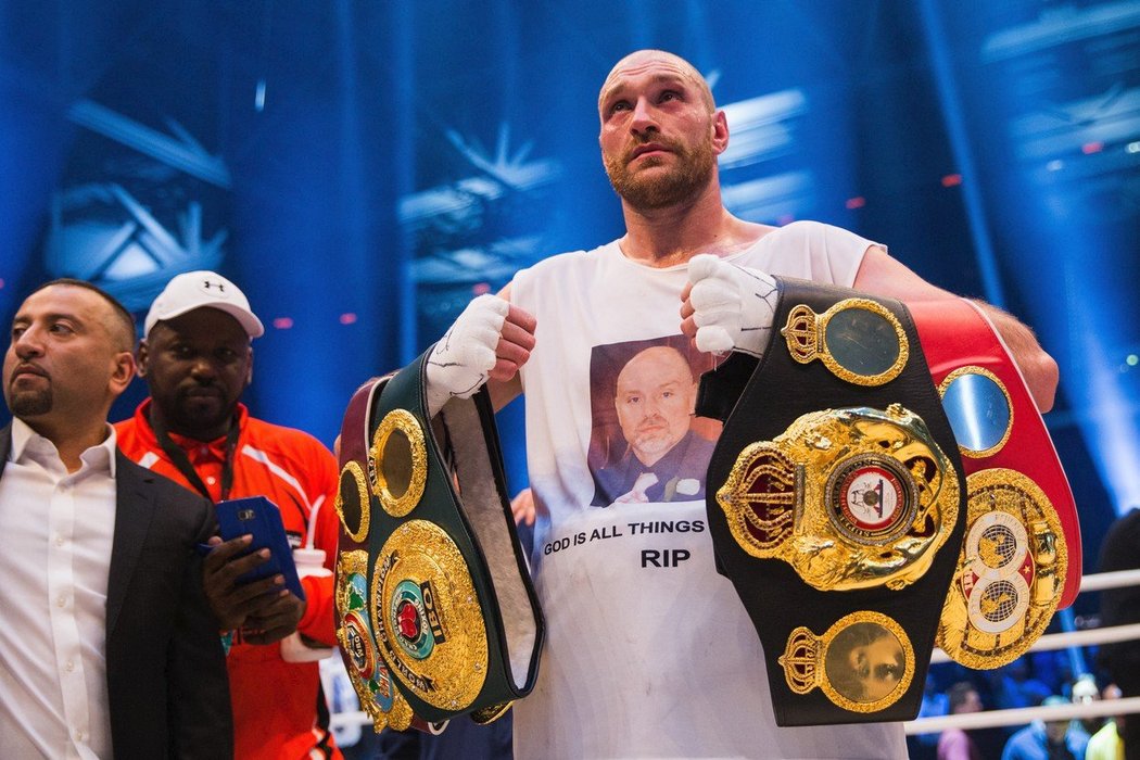 Tyson Fury se svými pásy pro mistra světa v těžké váze