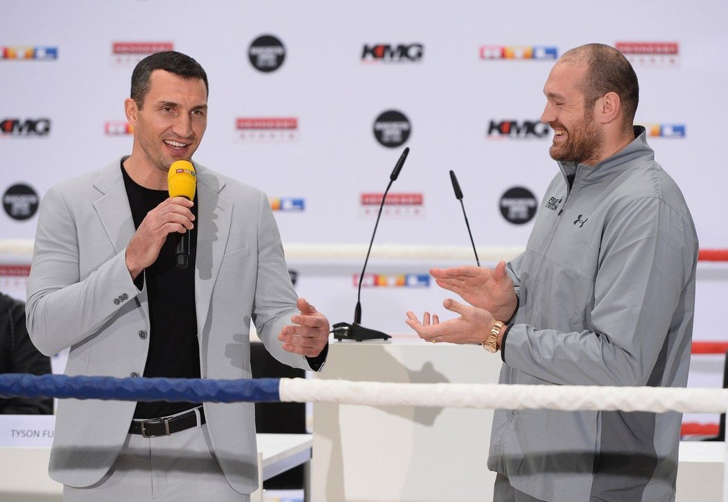 Ukrajinec Vladimir Kličko (vlevo) a Brit Tyson Fury, jemuž se přezdívá Cikánský král