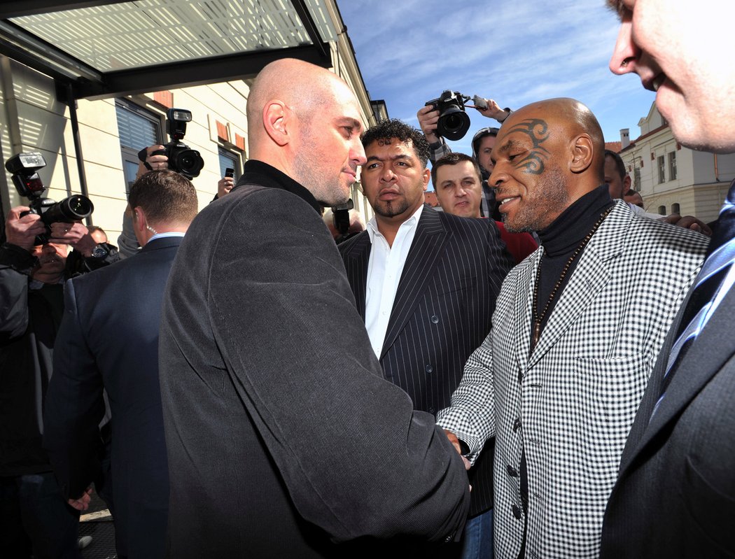 Mike Tyson na návštěvě v redakci deníku Sport.