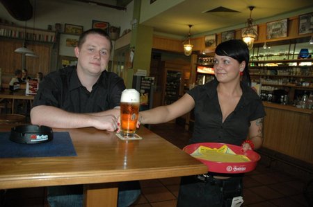 Servírka Lucie přinesla Markovi zatím třetí pivo