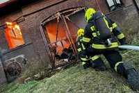 VIDEO: Mračna dýmu a šlehající ohně. V Bohnicích hořela stodola, škoda šplhá do milionů