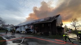 Požár stodoly v pražských Bohnicích. (9. listopad 2022)