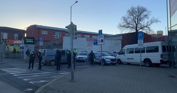 Velký zásah ve Vysočanech: Policisté si posvítili na bleší trhy, provozovatel se zlobí