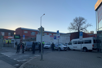 Velký zásah ve Vysočanech: Policisté si posvítili na bleší trhy, provozovatel se zlobí