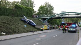 Děsivá nehoda v Praze: Řidič smetl luxusním »fárem« mámu i dítě (2) v kočárku!