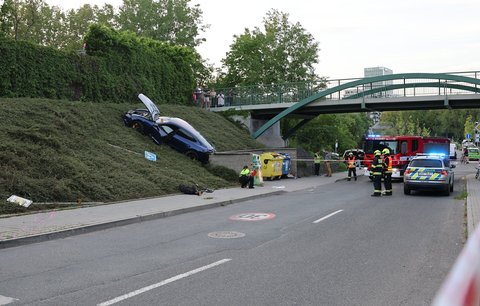 Děsivá nehoda v Praze: Řidič smetl luxusním »fárem« mámu i dítě (2) v kočárku!