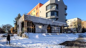 Předzahrádka restaurace U Kojota vyhořela. Rok po tragédii místní vzpomněli na oběti.