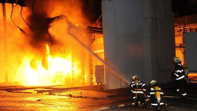 U Kunratického lesa v Praze vybuchla 18. června večer trafostanice a vypukl požár, bez elektřiny se ocitla více než třetina hlavního města.
