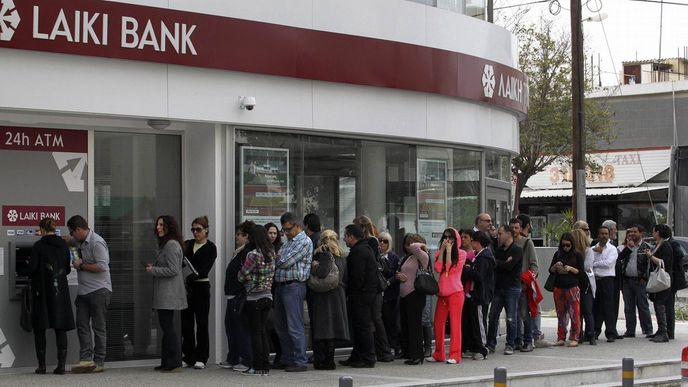 U kyperských bankomatů, které ještě vydávají peníze, se tvoří dlouhé fronty