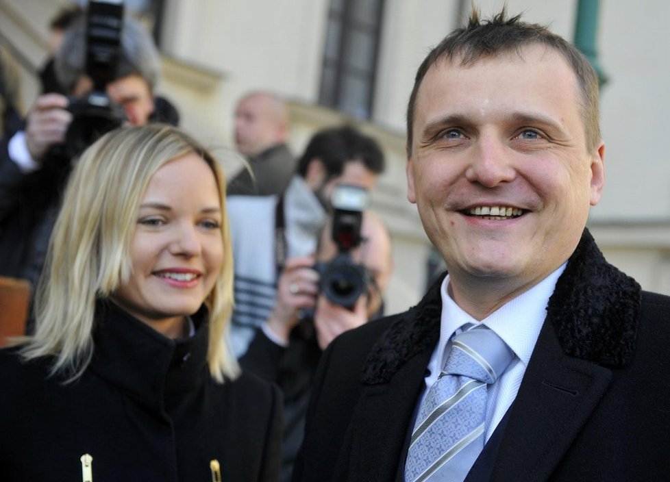 U Obvodního soudu pro Prahu 5 začalo 5. března hlavní líčení v případu předsedy poslanců Věcí veřejných Víta Bárty, kterého žalobci viní z podplácení. Vlevo je místopředsedkyně VV Kateřina Klasnová, Bártova manželka.