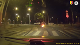 Zběsilá honička v ulicích Prahy: Motorkář ujížděl řadu kilometrů, nakonec se vyboural o obrubník