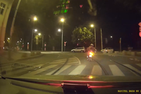 Zběsilá honička v ulicích Prahy: Motorkář ujížděl řadu kilometrů, nakonec se vyboural o obrubník