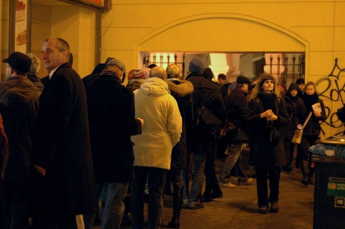 U slavného průchodu na Národní třídě čekala fronta lidí na to, aby se poklonili památce bývalého prezidenta U slavného průchodu na Národní třídě čekala fronta lidí na to, aby se poklonili památce bývalého prezidenta