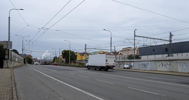 Od středy až do 1. listopadu bude uzavřená frekventovaná silnice U Trati poblíž centra Plzně. Důvodem je rekonstrukce vozovky.