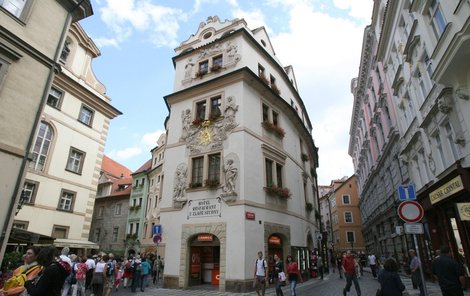 Dům U Zlaté studny v centru Prahy měl být svědkem dvojnásobné vraždy. V 18. století se domu říkalo také U Zlatého slunce kvůli překrásné výzdobě sochaře Jana Oldřicha Mayera.