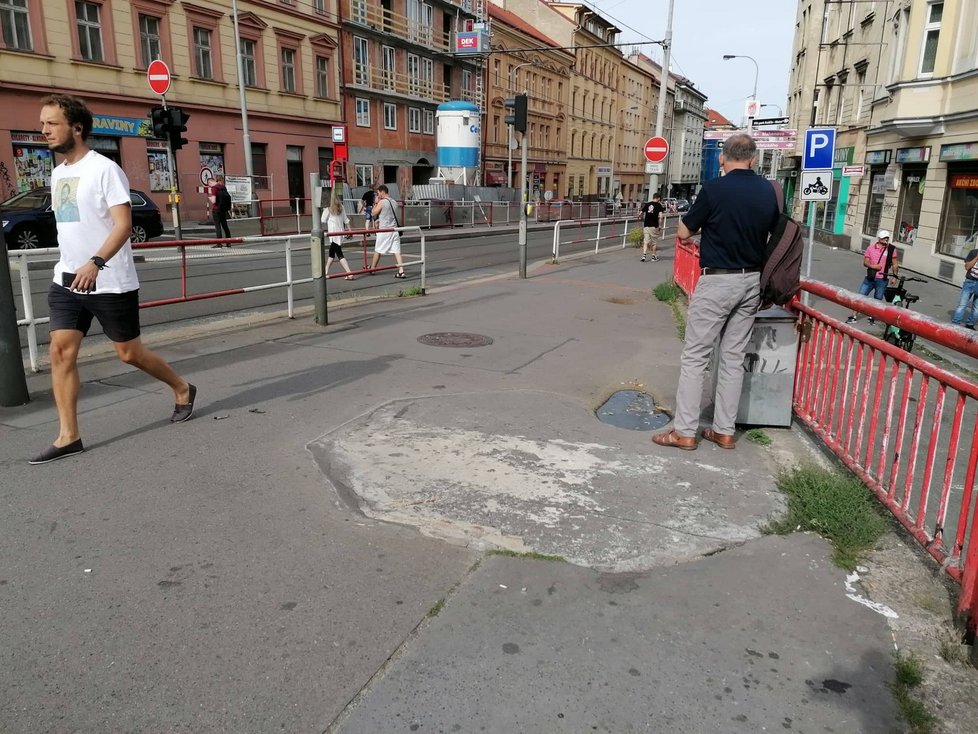 Okolí zastávky U Zvonu by se mělo brzy proměnit. Zmizí i nedaleké kontaktní centrum