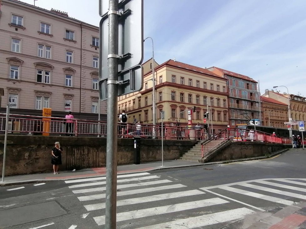 Okolí zastávky U Zvonu by se mělo brzy proměnit. Zmizí i nedaleké kontaktní centrum