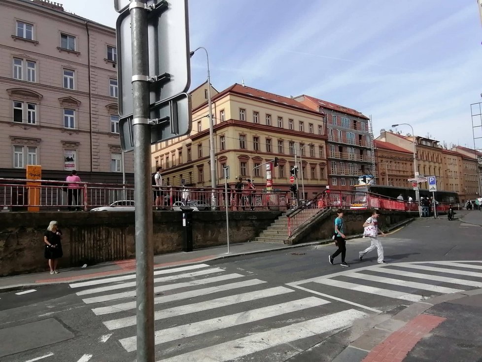 Okolí zastávky U Zvonu by se mělo brzy proměnit. Zmizí i nedaleké kontaktní centrum