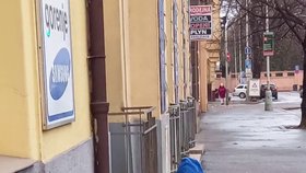 Obyvatelé okolí tramvajové zastávky U Zvonu v Praze 5 si opakovaně stěžují na velké množství uživatelů drog v ulicích v okolí kontaktního centra v Mahenově ulici. Jeden z iniciátorů petice Jan Vondráček některé případy, které viděl v okolí svého domu, zdokumentoval.