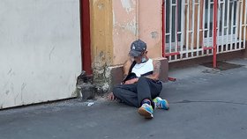 Problém s narkomany na Smíchově a v Košířích: Praha 5 nasadí pracovníky pro komunikaci a řešení konfliktu