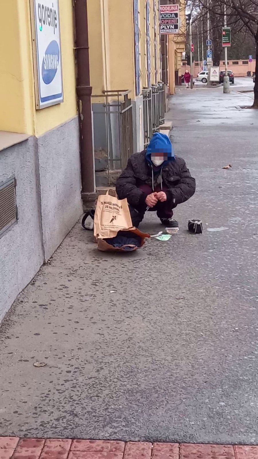 Obyvatelé okolí tramvajové zastávky U Zvonu v Praze 5 si opakovaně stěžují na velké množství uživatelů drog v ulicích v okolí kontaktního centra v Mahenově ulici. Jeden z iniciátorů petice Jan Vondráček některé případy, které viděl v okolí svého domu, zdokumentoval. 